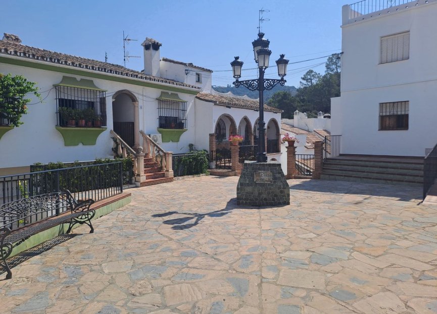 Resale - Apartment - Middle Floor Apartment - Benahavís - Benahavís Centro