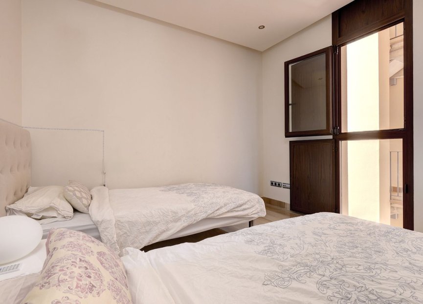 Resale - Apartment - Middle Floor Apartment - Estepona - Estepona Centro