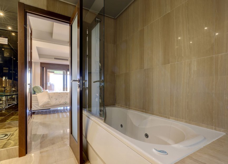 Resale - Apartment - Middle Floor Apartment - Estepona - Estepona Centro