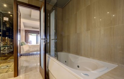 Resale - Apartment - Middle Floor Apartment - Estepona - Estepona Centro