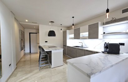 Resale - Apartment - Middle Floor Apartment - Marbella - Puerto Banús