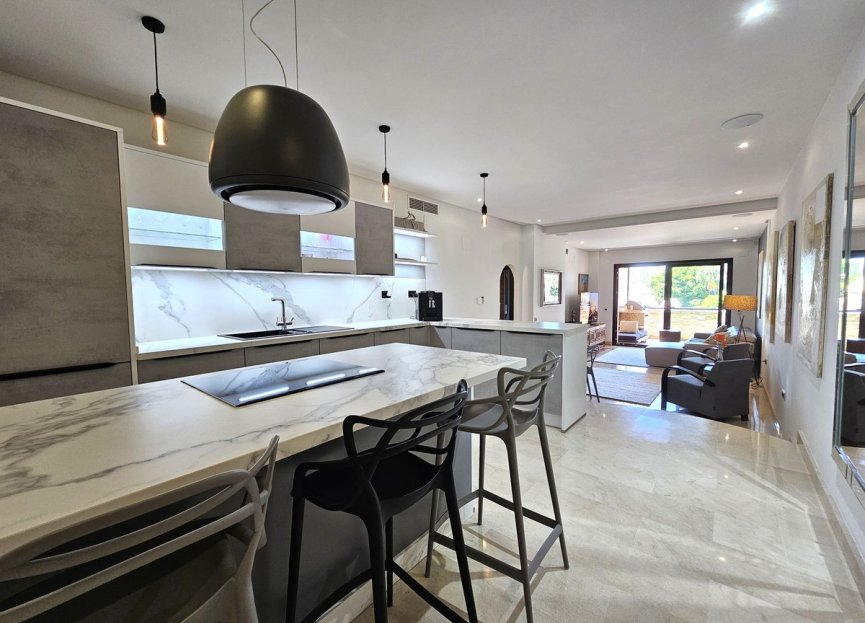 Resale - Apartment - Middle Floor Apartment - Marbella - Puerto Banús