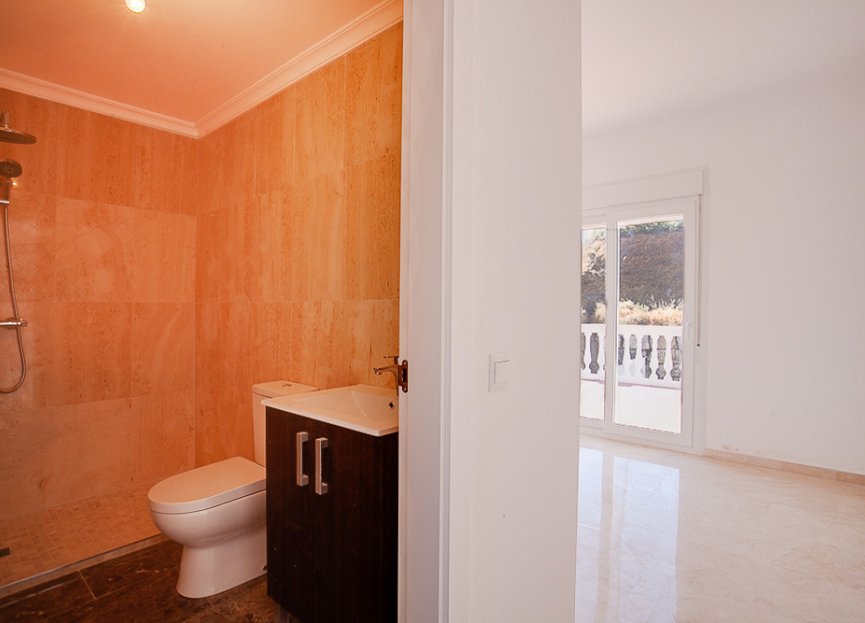 Resale - House - Detached Villa - Estepona - Estepona Centro