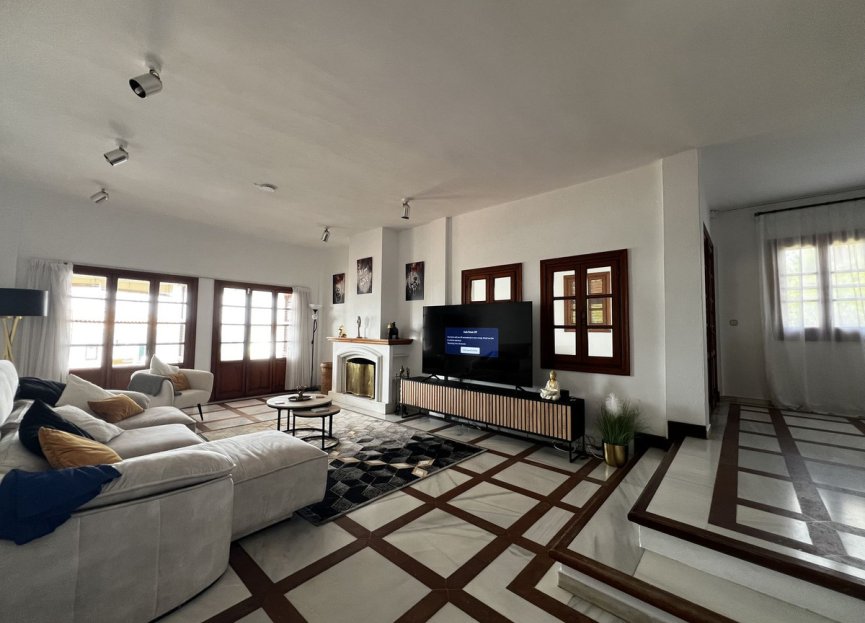 Resale - House - Detached Villa - Estepona - Estepona Centro