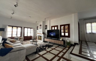 Resale - House - Detached Villa - Estepona - Estepona Centro