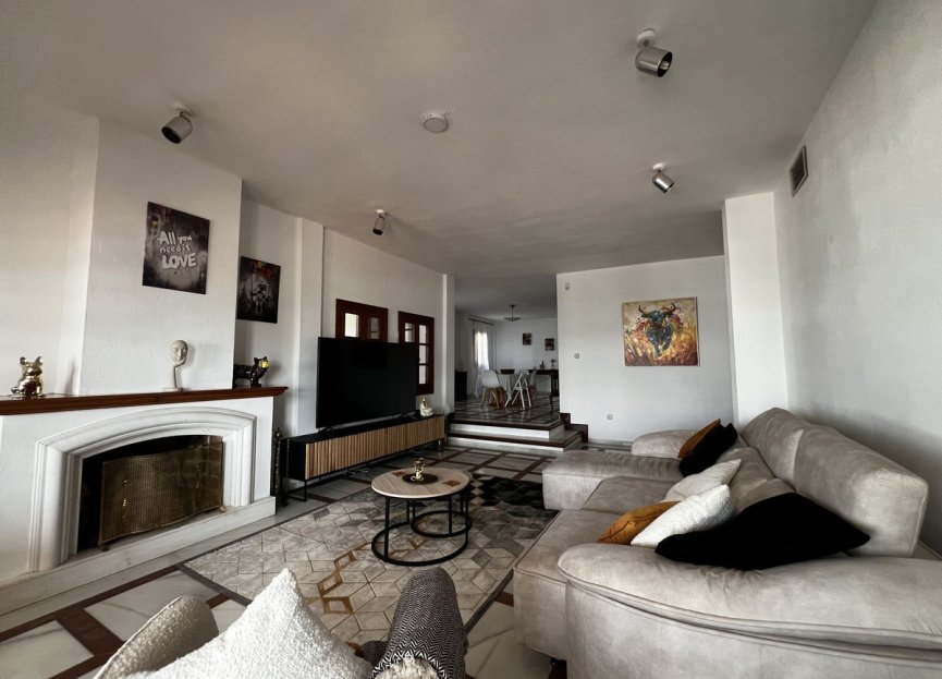 Resale - House - Detached Villa - Estepona - Estepona Centro