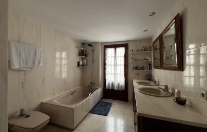 Resale - House - Detached Villa - Estepona - Estepona Centro