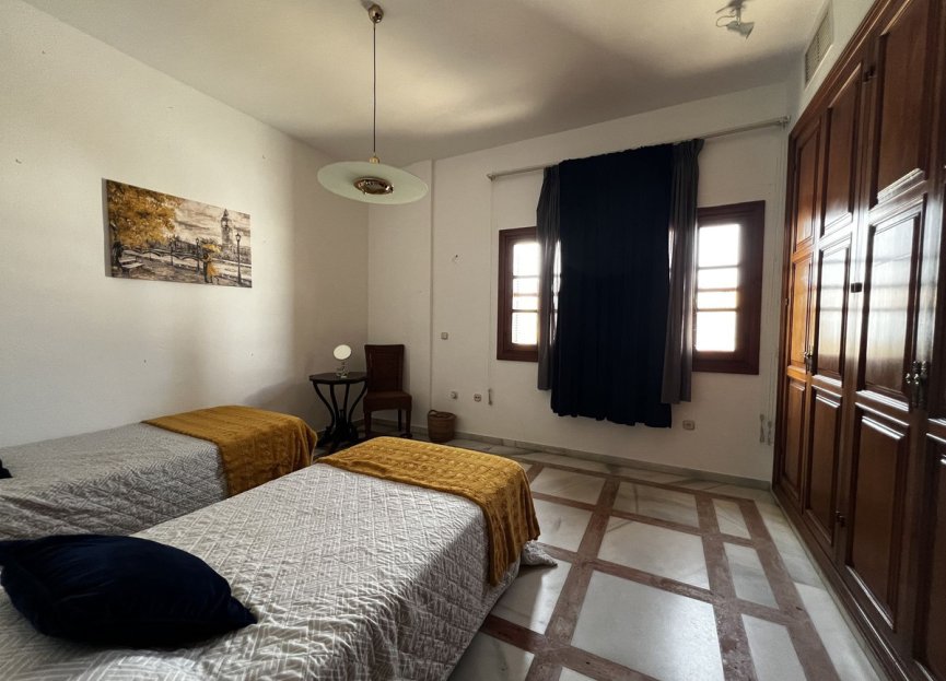 Resale - House - Detached Villa - Estepona - Estepona Centro