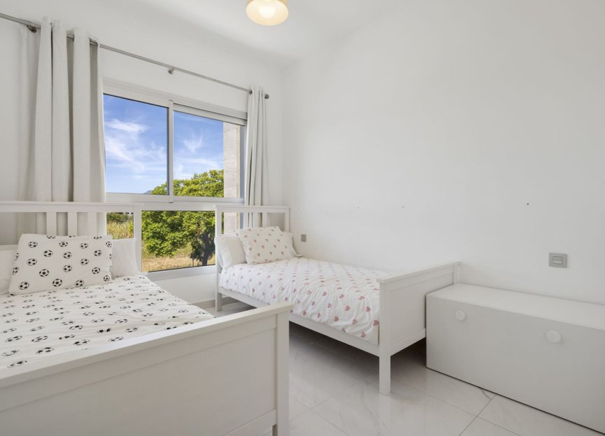 Resale - Apartment - Middle Floor Apartment - Estepona - Estepona Centro