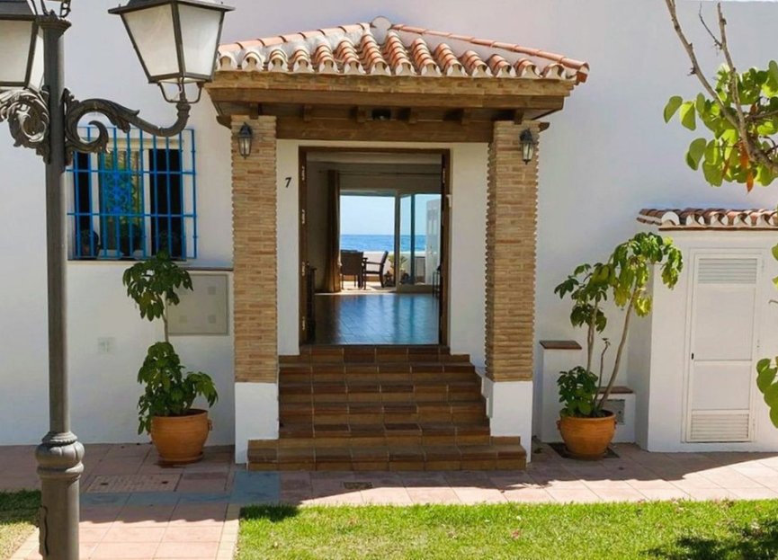 Resale - House - Detached Villa - Estepona - Estepona Centro