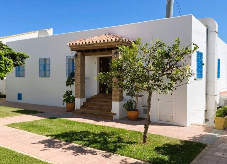 Resale - House - Detached Villa - Estepona - Estepona Centro
