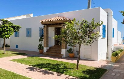 Resale - House - Detached Villa - Estepona - Estepona Centro