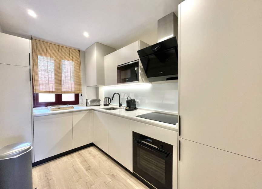 Resale - Apartment - Middle Floor Apartment - Benahavís - Benahavís Centro