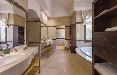 Resale - House - Detached Villa - Marbella - Nueva Andalucia