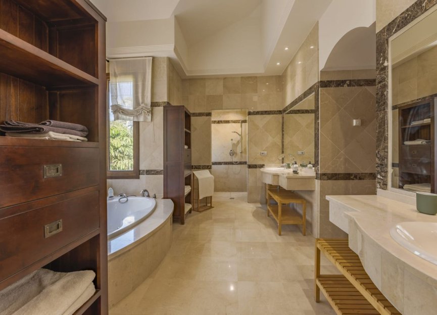 Resale - House - Detached Villa - Marbella - Nueva Andalucia