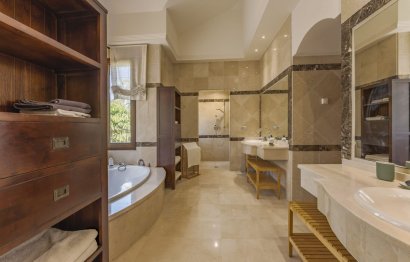 Resale - House - Detached Villa - Marbella - Nueva Andalucia