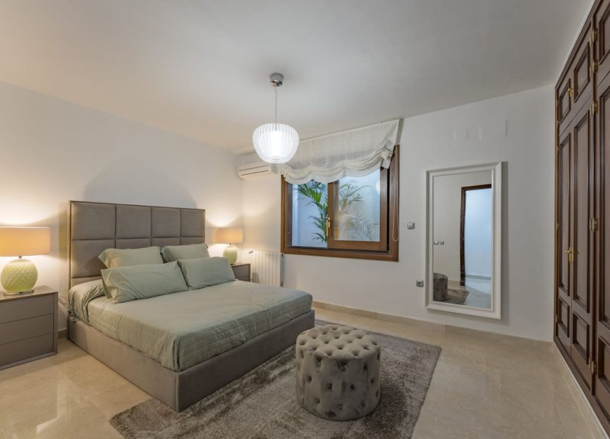 Resale - House - Detached Villa - Marbella - Nueva Andalucia