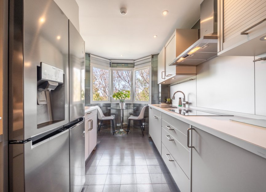 Resale - Apartment - Middle Floor Apartment - Marbella - Puerto Banús