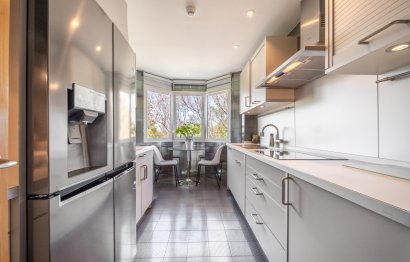 Resale - Apartment - Middle Floor Apartment - Marbella - Puerto Banús