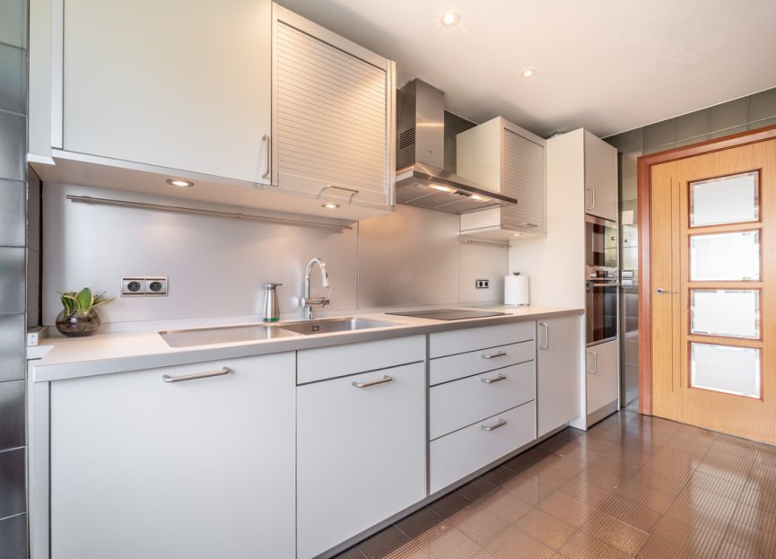 Resale - Apartment - Middle Floor Apartment - Marbella - Puerto Banús