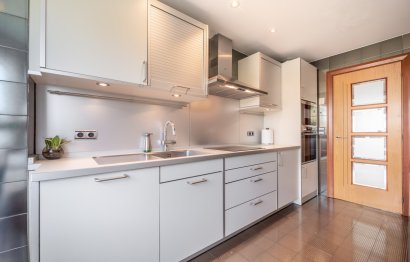 Resale - Apartment - Middle Floor Apartment - Marbella - Puerto Banús