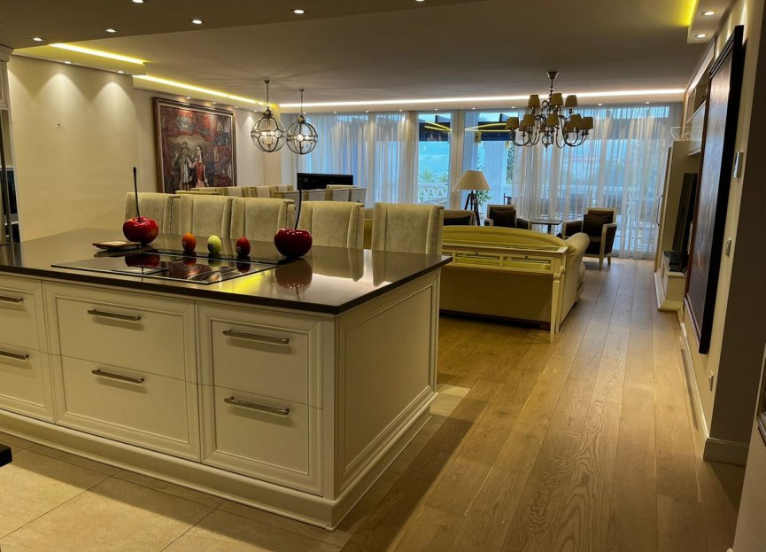 Resale - Apartment - Middle Floor Apartment - Marbella - Puerto Banús