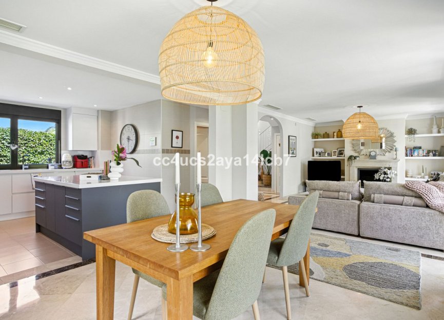 Resale - House - Detached Villa - Estepona - Estepona Centro