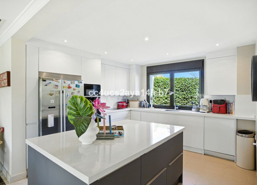 Resale - House - Detached Villa - Estepona - Estepona Centro