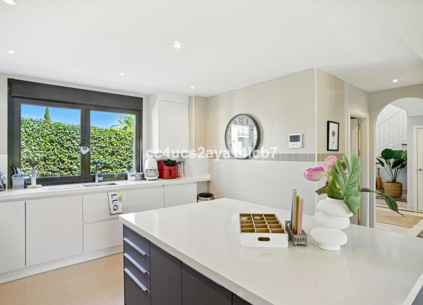 Resale - House - Detached Villa - Estepona - Estepona Centro