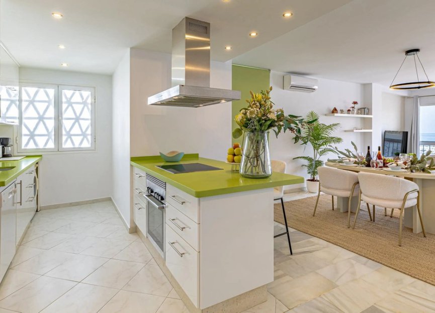 Resale - Apartment - Middle Floor Apartment - Marbella - Puerto Banús