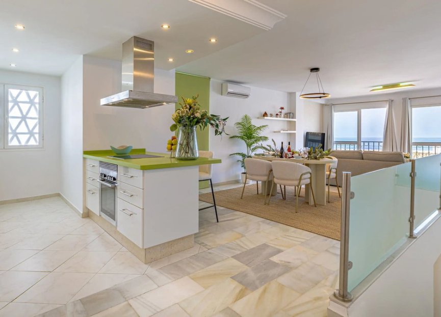 Resale - Apartment - Middle Floor Apartment - Marbella - Puerto Banús