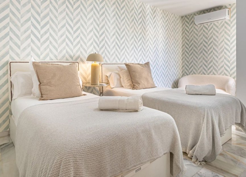 Resale - Apartment - Middle Floor Apartment - Marbella - Puerto Banús