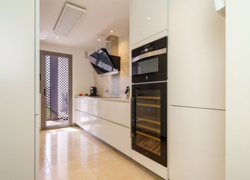 Resale - Apartment - Middle Floor Apartment - Benahavís - Benahavís Centro