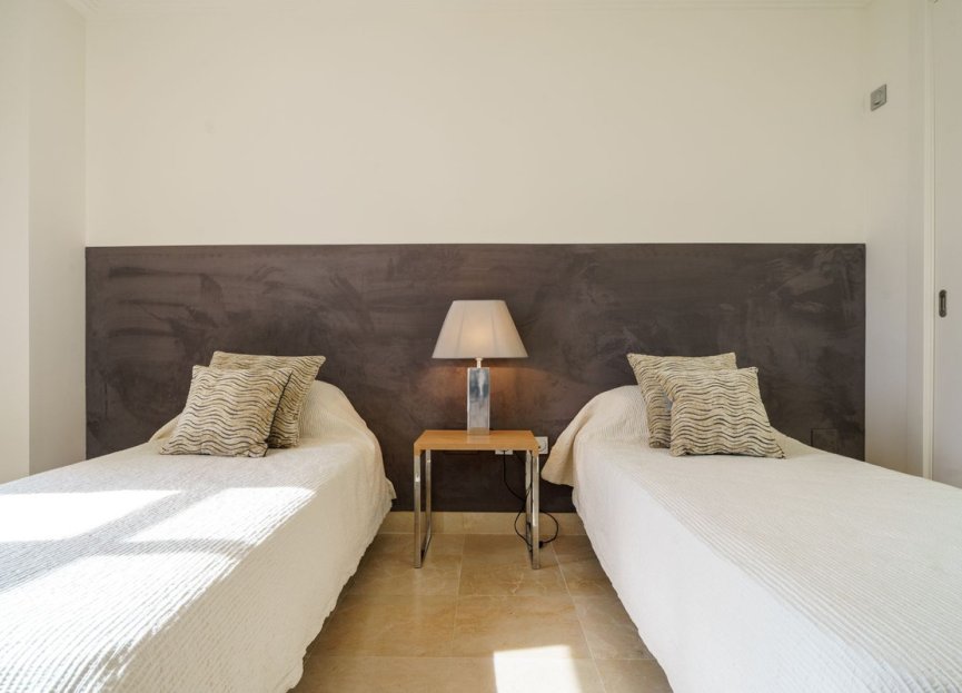 Resale - Apartment - Middle Floor Apartment - Benahavís - Benahavís Centro