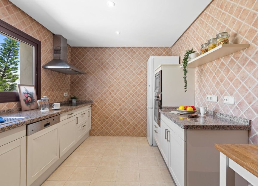 Resale - Apartment - Penthouse - Estepona - Estepona Centro