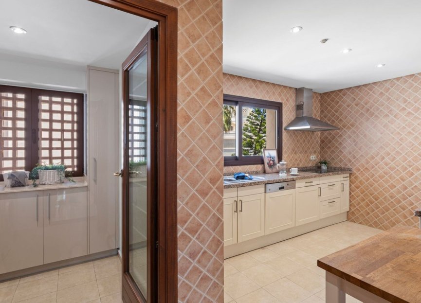 Resale - Apartment - Penthouse - Estepona - Estepona Centro