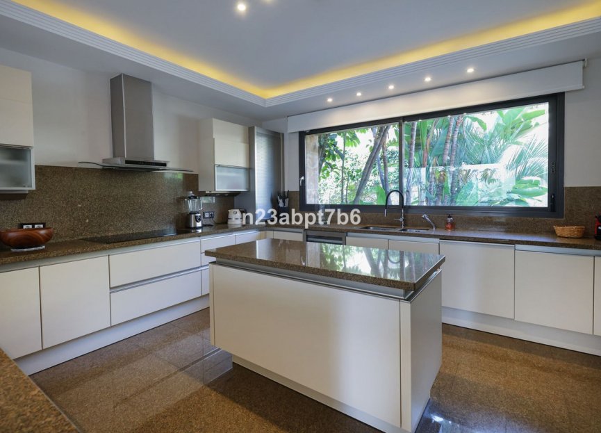 Resale - House - Detached Villa - Marbella - Puerto Banús