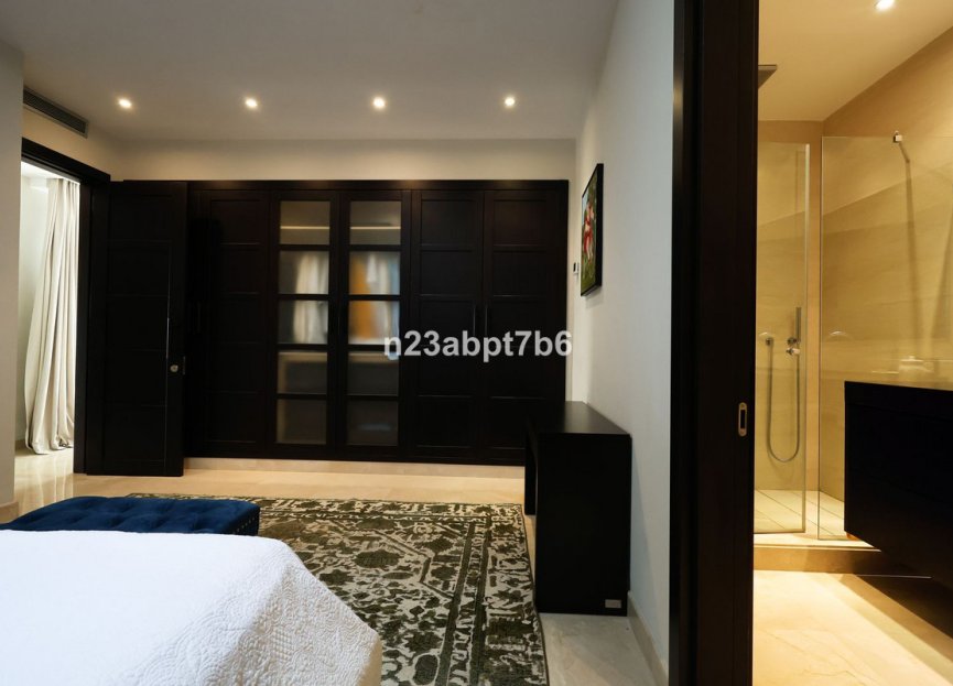 Resale - House - Detached Villa - Marbella - Puerto Banús