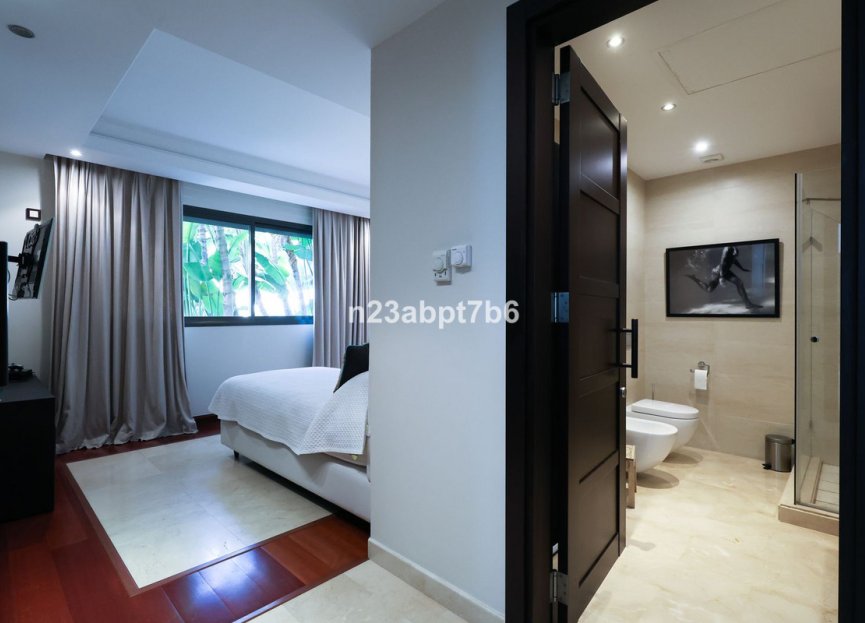 Resale - House - Detached Villa - Marbella - Puerto Banús