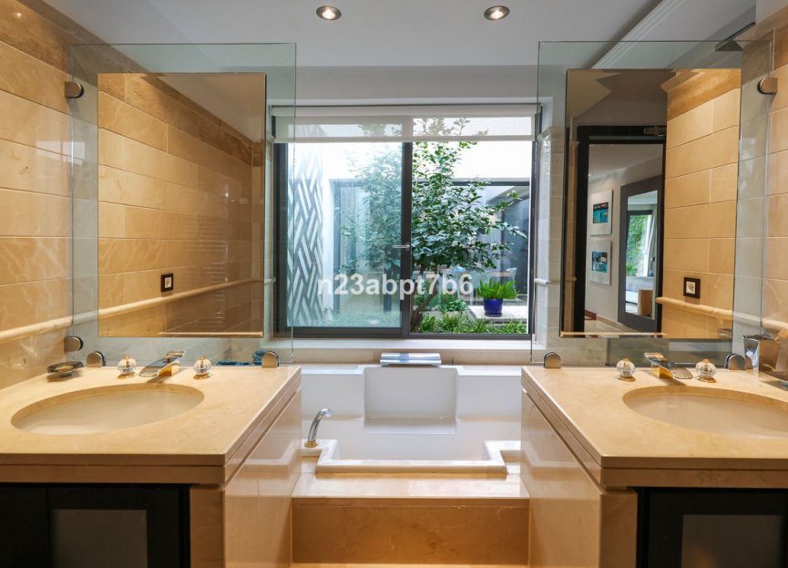 Resale - House - Detached Villa - Marbella - Puerto Banús