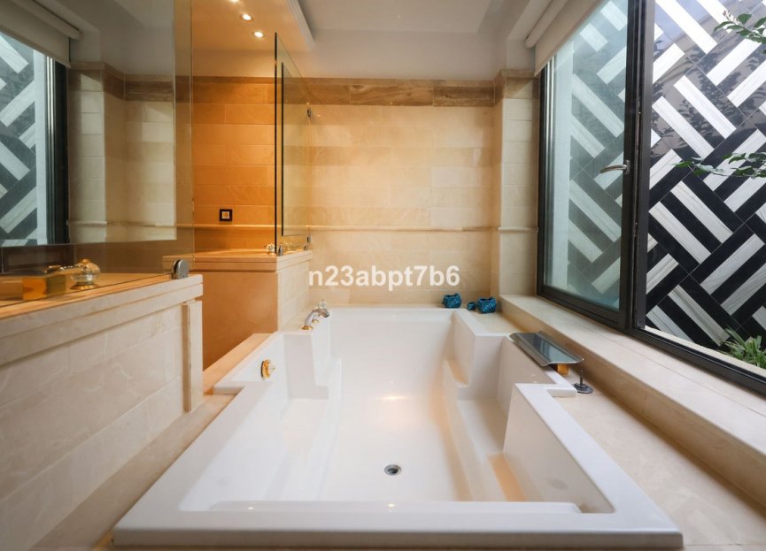 Resale - House - Detached Villa - Marbella - Puerto Banús