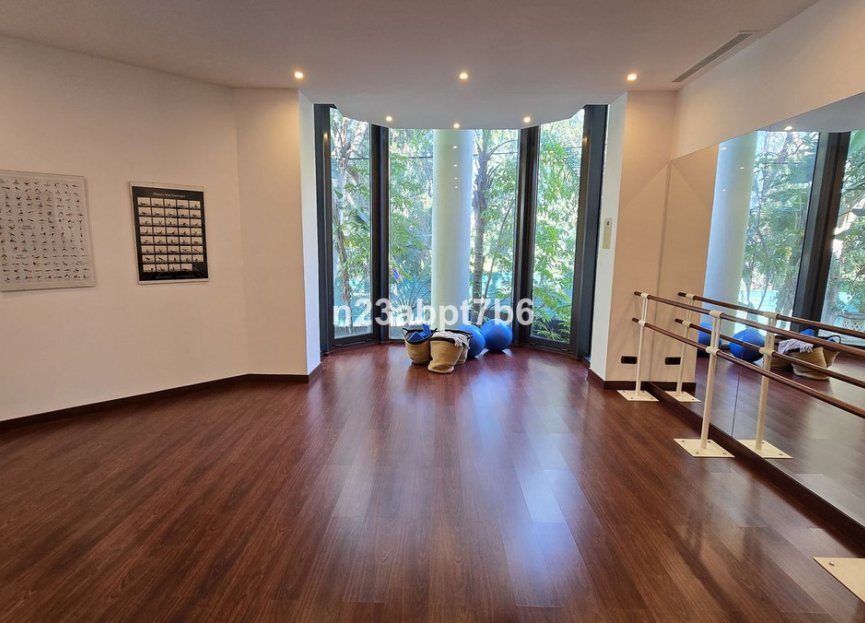 Resale - House - Detached Villa - Marbella - Puerto Banús