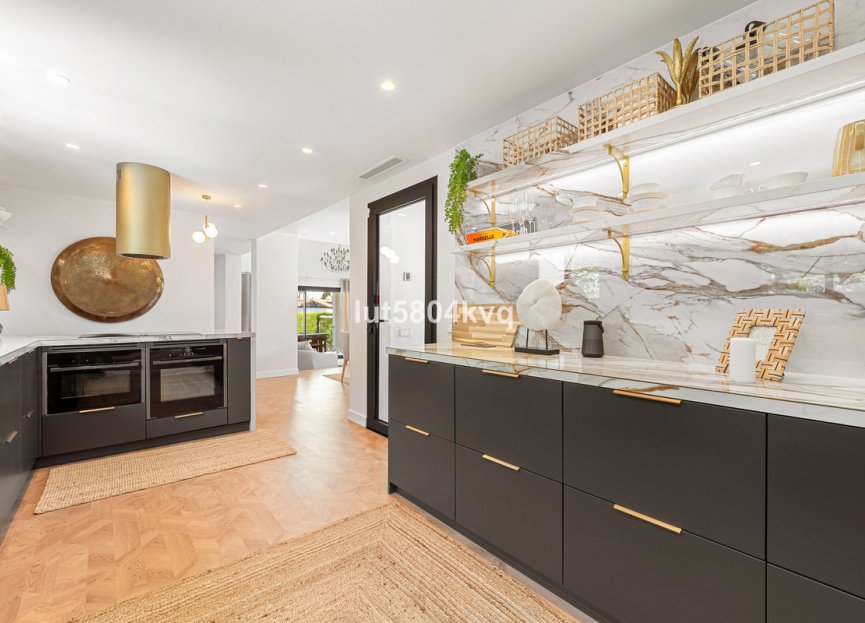 Resale - House - Detached Villa - Marbella - Nueva Andalucia