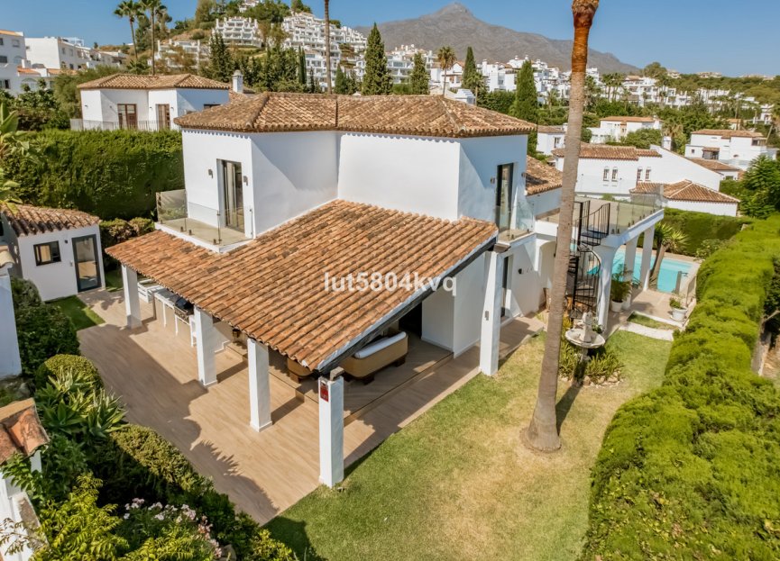 Resale - House - Detached Villa - Marbella - Nueva Andalucia
