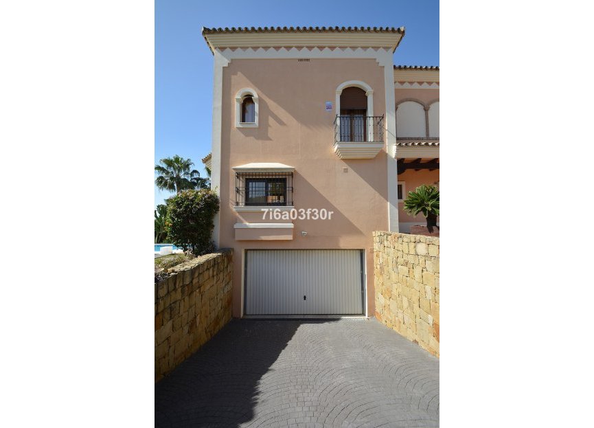 Resale - House - Detached Villa - Marbella - Nueva Andalucia