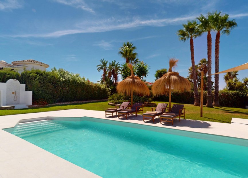 Resale - House - Detached Villa - Estepona - Estepona Centro