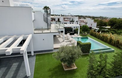 Resale - House - Detached Villa - Estepona - Cancelada