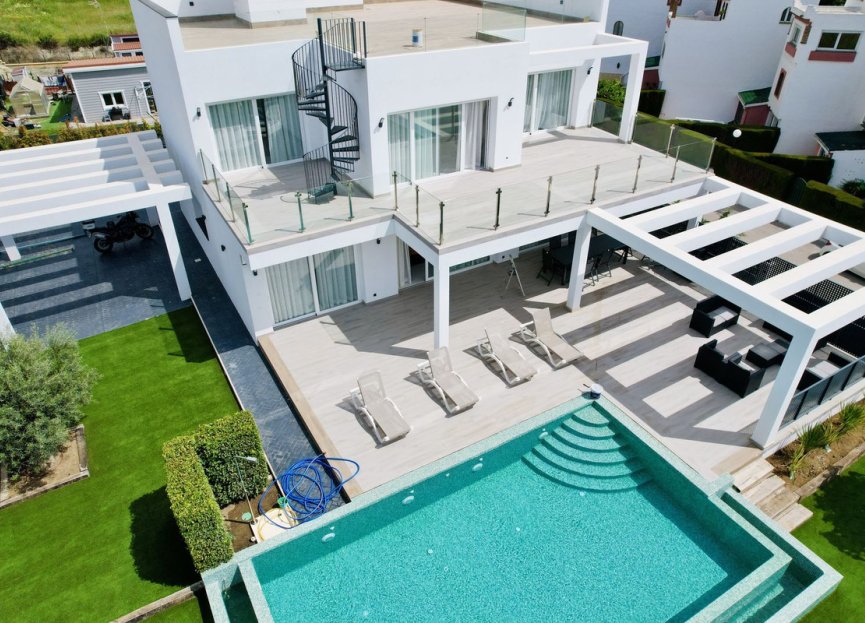 Resale - House - Detached Villa - Estepona - Cancelada