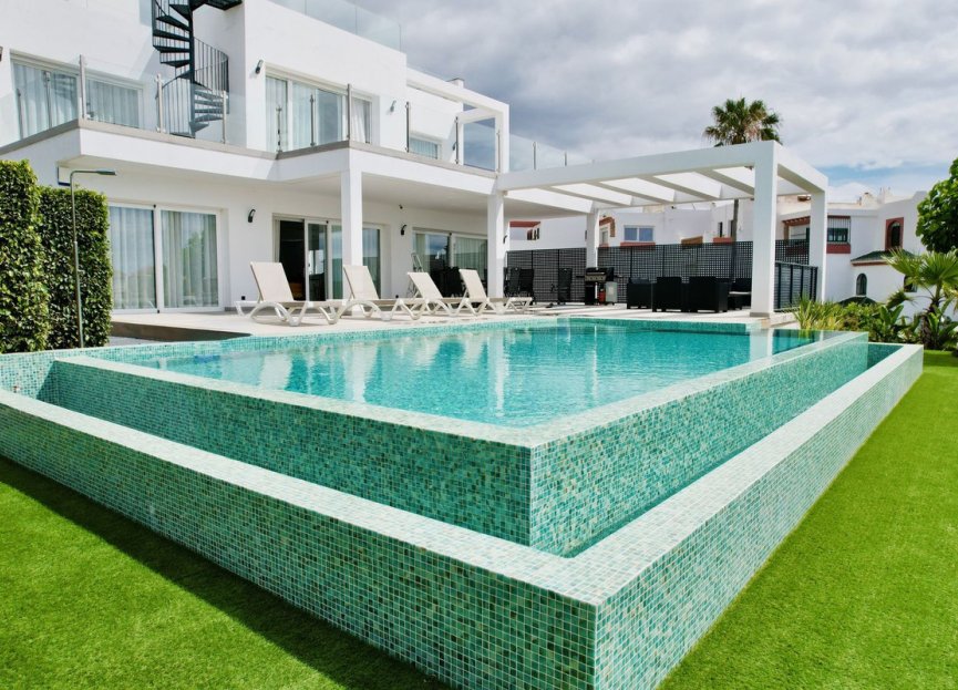 Resale - House - Detached Villa - Estepona - Cancelada