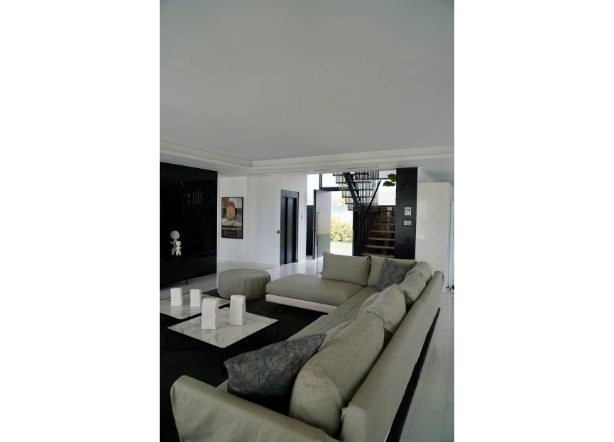 Resale - House - Detached Villa - Estepona - Cancelada